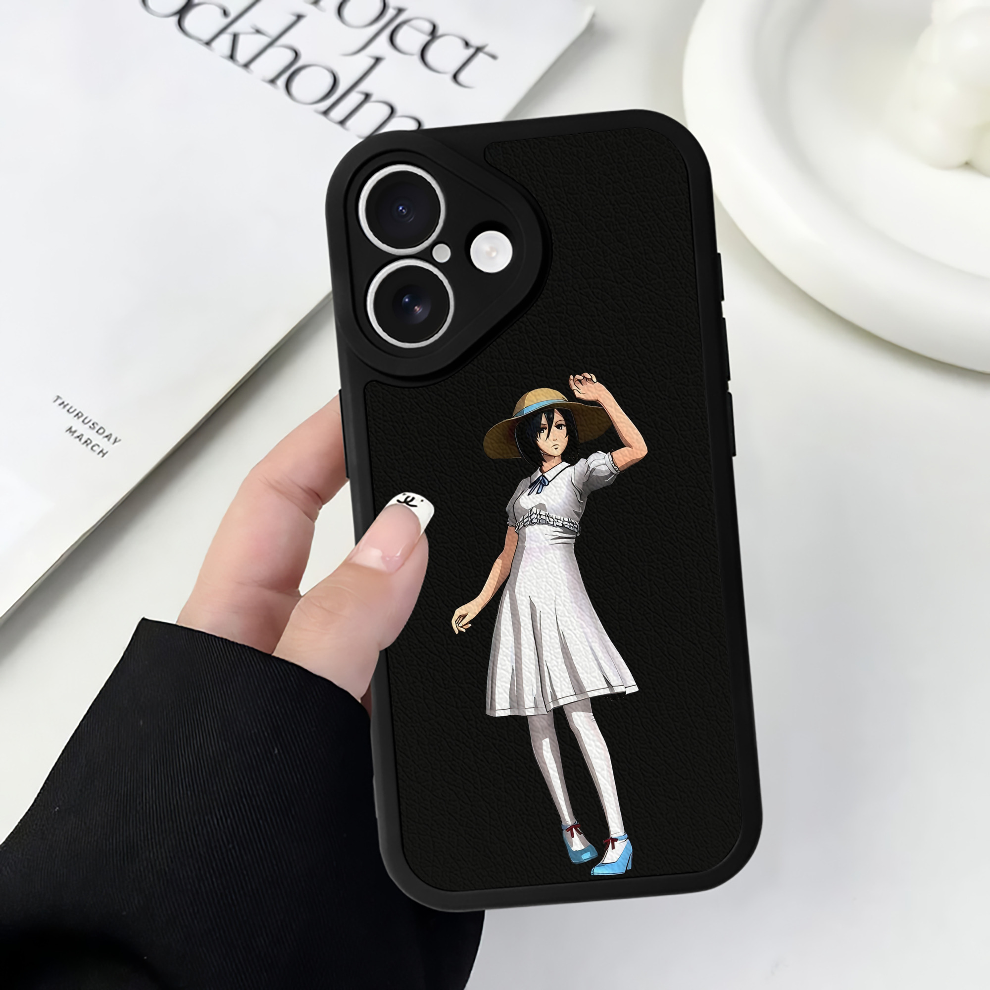 （画像用） 進撃の巨人 ミカサ·アッカーマン Attack on Titan Mikasa Ackerman 【iPhone 16シリーズ対応】シリコンスマホケース（レザー調） 材質：シリコン